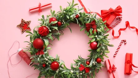 Dekoracje z jemioły DIY mogą być rewelacyjną ozdobą domu. Ich przygotowanie nie zajmie wiele czasu, a efekt może zachwycić gości.