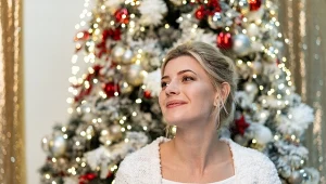 Makijaż odmładzający na święta. Proste triki, które odejmują lata