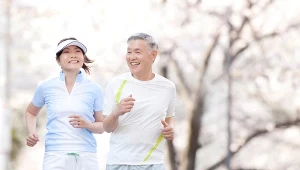 Chodzą do tyłu i mają zdrowsze kolana. Ten trend fitness robi furorę w Azji