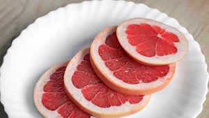 Różowy grejpfrut pomoże w odchudzaniu, ale nie tylko