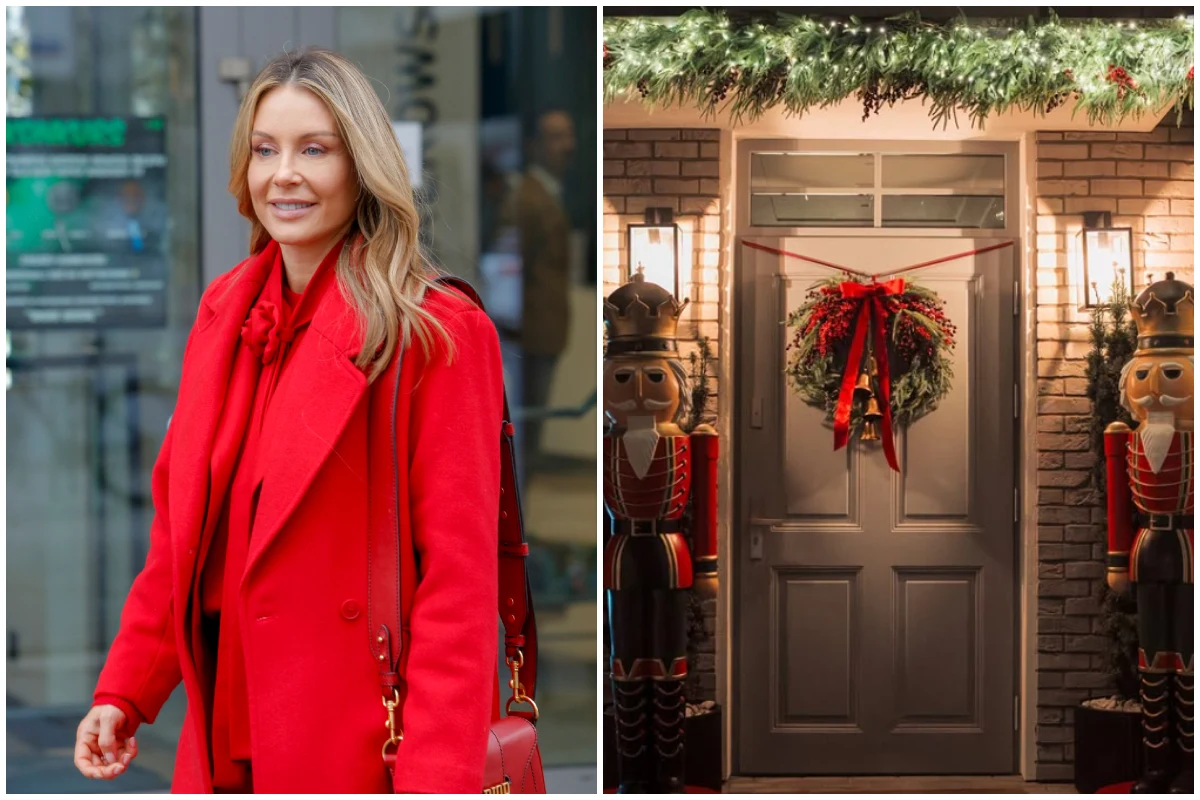 Po lewej kobieta w czerwonym płaszczu i szaliku, z długimi jasnymi włosami, spaceruje w miejskim otoczeniu. Po prawej wejście do domu udekorowane na święta, z wieńcem, dwoma dużymi figurkami żołnierzy i girlandą nad drzwiami.