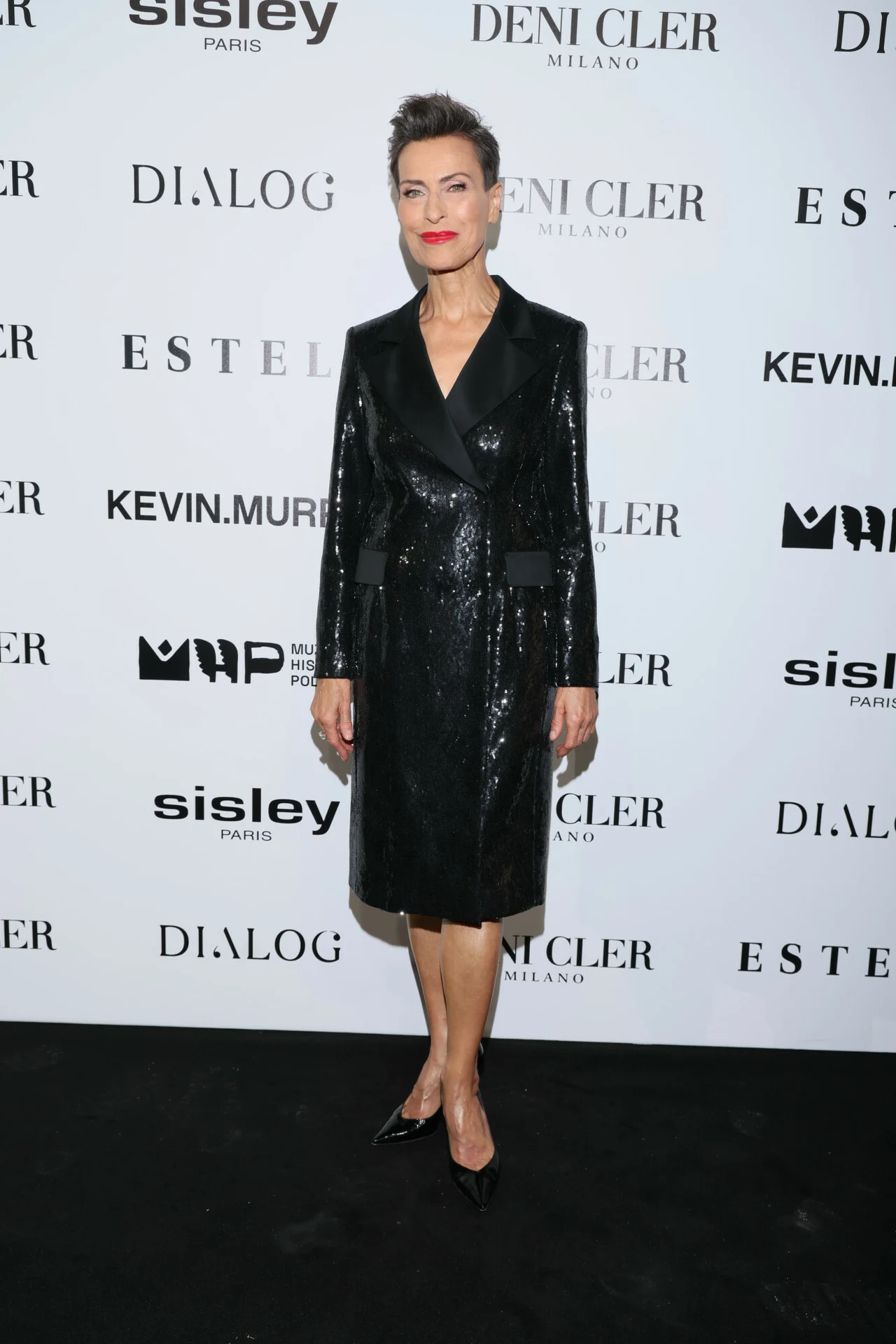 Nie ma znaczenia czy wybierzesz sukienkę w stosowanych barwach czy też wariant z połyskiem. Najważniejsze abyś odpowiednio dobrała ją do sylwetki Nie ma znaczenia czy wybierzesz sukienkę w stosowanych barwach czy też wariant z połyskiem. Najważniejsze abyś odpowiednio dobrała ją do sylwetki