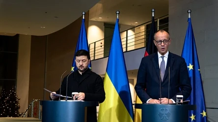 Prezydent Ukrainy Wołodymyr Zełenski (po lewej) oraz kanclerz Niemiec Friedrich Merz (po prawej) podczas spotkania w Berlinie