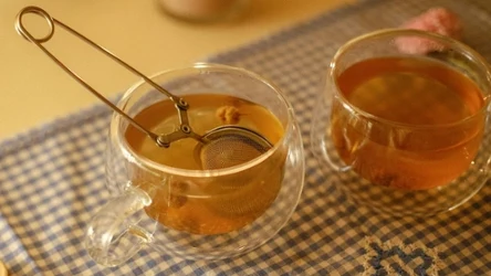 Herbata z estragonu na przejedzenie pomaga odciążyć żołądek i jelita