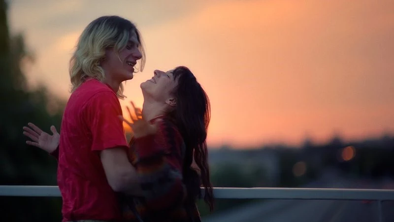 Jan Sałasiński i Izabella Dudziak w filmie "Powiedz mi, co czujesz" Jan Sałasiński i Izabella Dudziak w filmie "Powiedz mi, co czujesz"