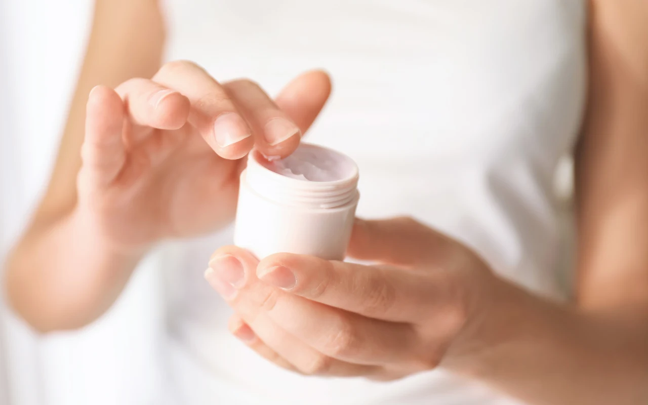 Kilka kropli w kremie wystarczy, by obudzić się z promienną cerą - sprawdź, jak!