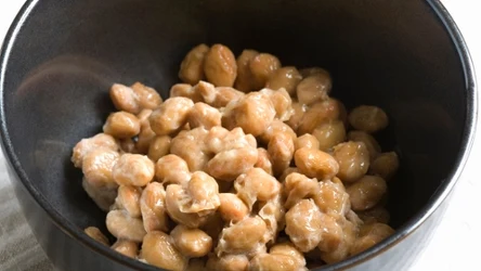 Natto to jedna z najzdrowszych japońskich potraw bogata w białko i witaminę K