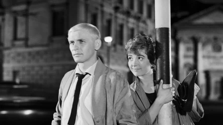 Tadeusz Łomnicki i Krystyna Stypułkowska w filmie "Niewinni czarodzieje"
