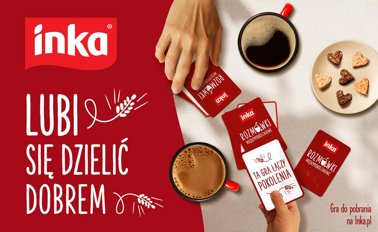 Ręce trzymające karty do gry z napisem Inka, dwa kubki kawy zbożowej oraz talerzyk z ciasteczkami w kształcie serc na jasnym tle obok czerwonej grafiki promocyjnej marki Inka z hasłem Lubi się dzielić dobrem.