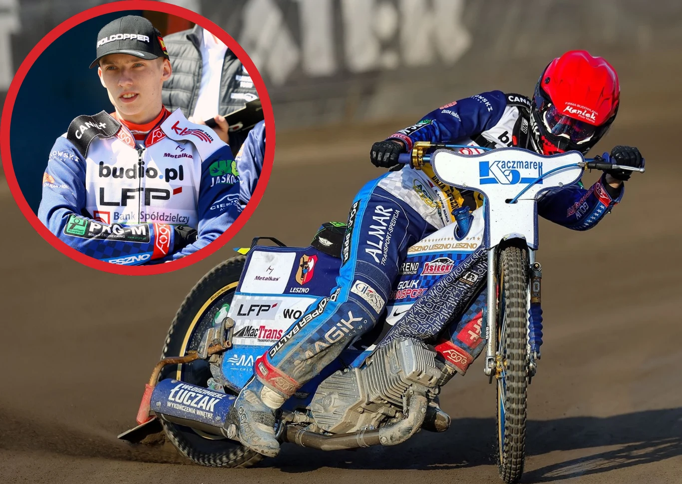 Kacper Mania i Nazar Parnicki, czyli wystrzałowy duet juniorów Unii Leszno Zawodnik żużlowy w niebiesko-czerwonym stroju i czerwonym kasku pokonuje zakręt na torze żużlowym podczas wyścigu, na motocyklu widoczne są sponsorzy oraz numery. W lewym górnym rogu okrągłe wstawienie z portretem tego samego zawodnika w kasku i stroju...