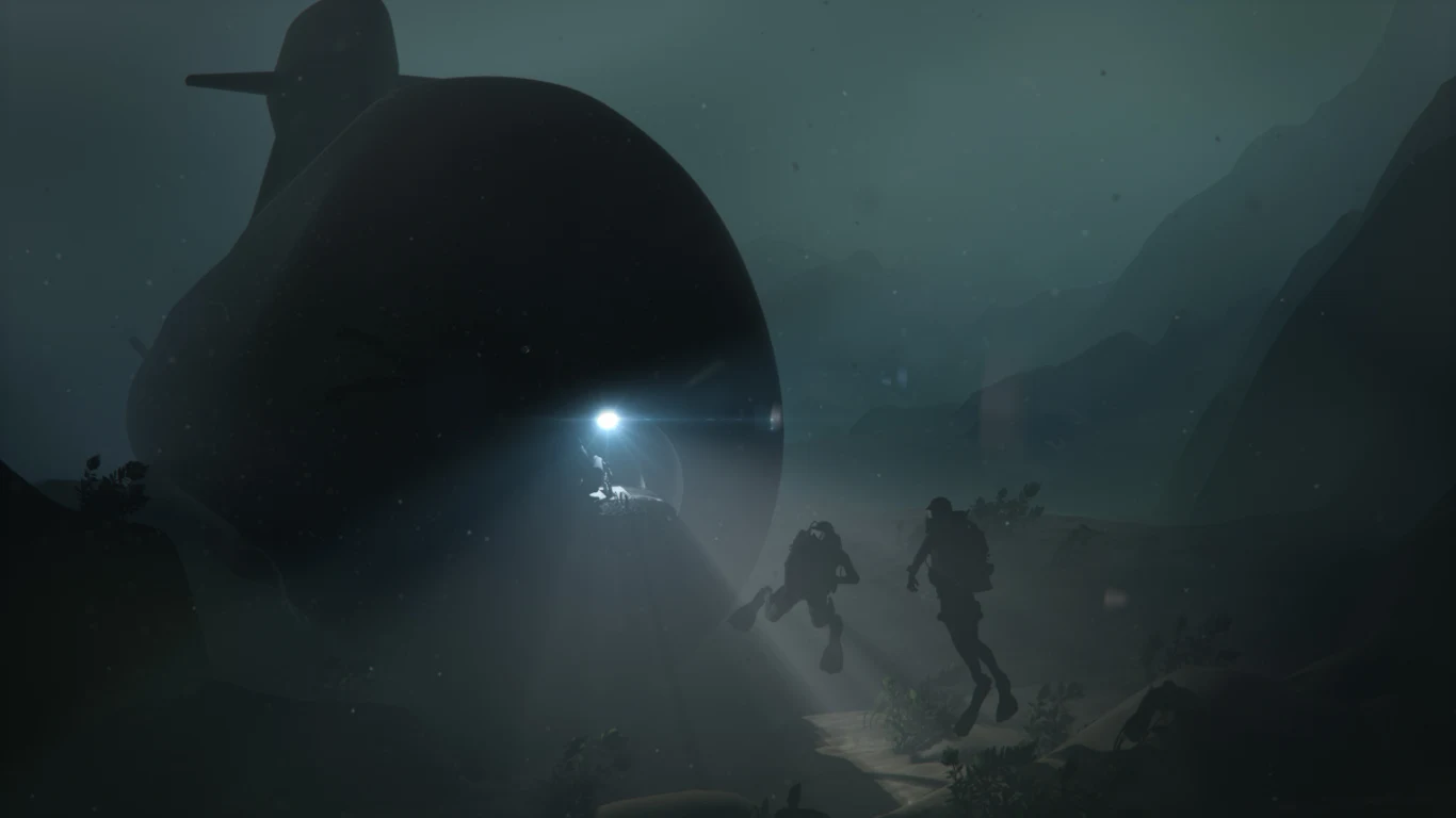 Dwóch nurków eksploruje dno morskie w pobliżu dużego, częściowo oświetlonego obiektu przypominającego okręt podwodny. W tle panuje mroczna atmosfera podwodnego świata, światło z reflektora przebija ciemność.