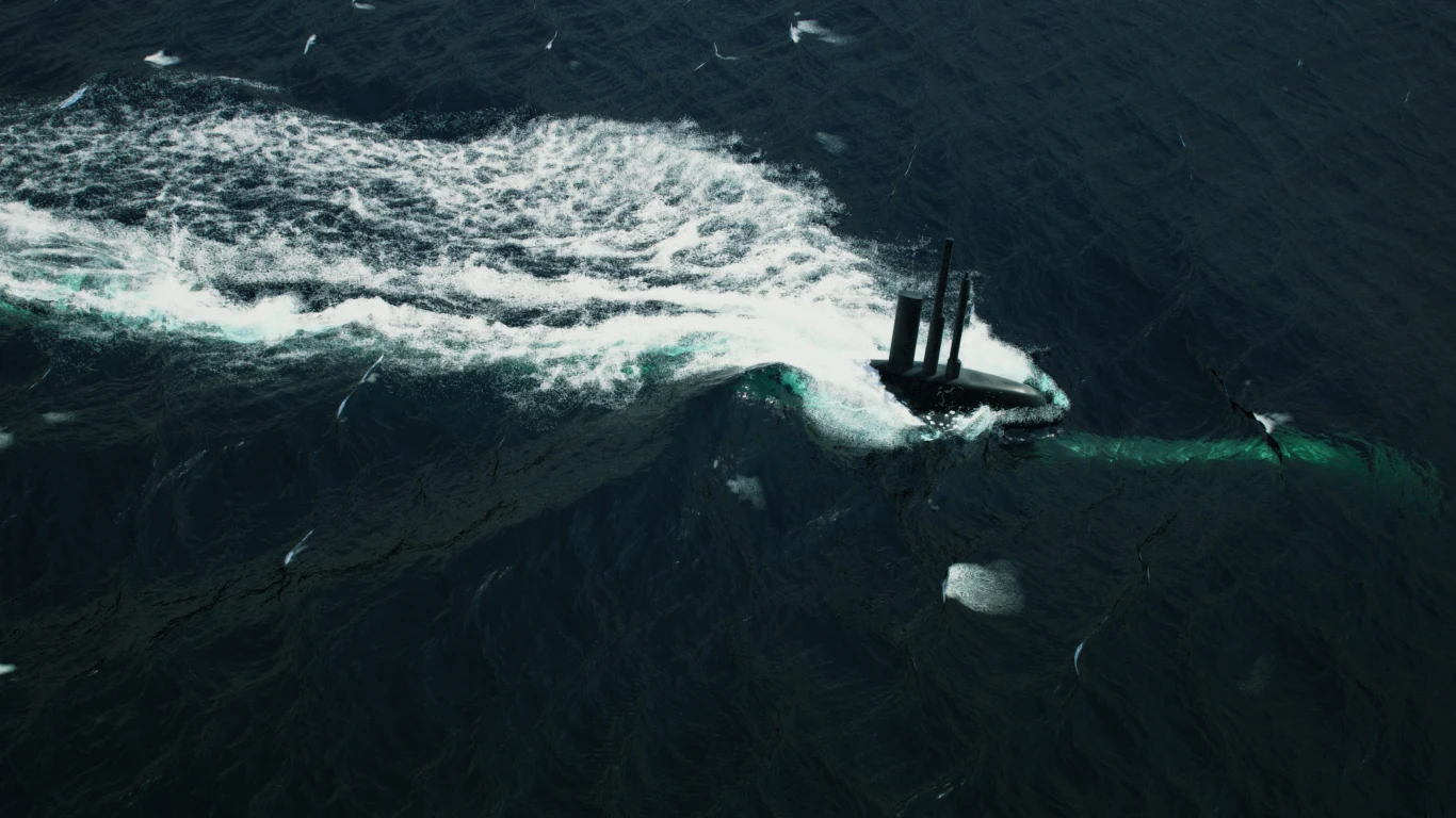 Mały statek lub holownik płynący po ciemnym, wzburzonym morzu, pozostawiający za sobą biały ślad piany. Wokół niego widoczne są rozproszone mewy lecące nisko nad wodą.