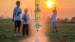 Uczniowie zbudowali dwustopniową rakietę z plastikowych butelek