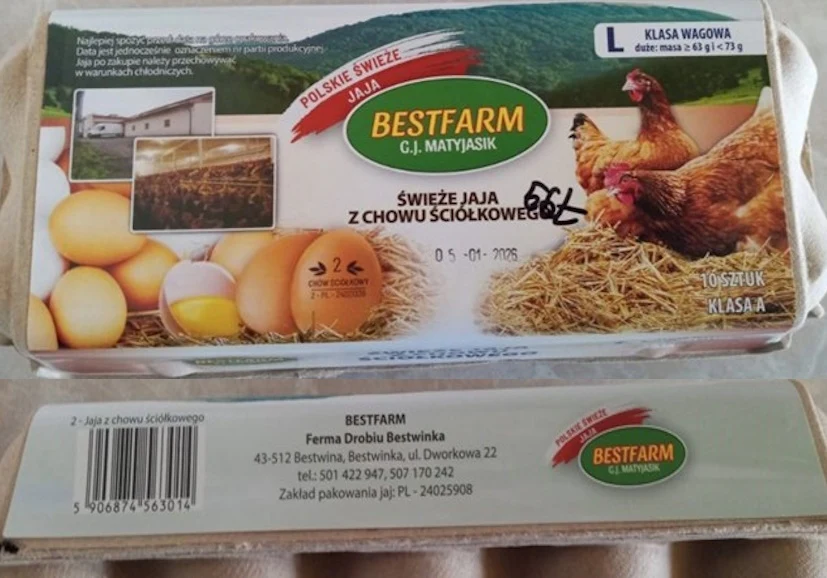 Opakowanie jajek marki Bestfarm, pokazujące kilka brązowych jajek w słomie, zdjęcie kurnika oraz kury na tle siana. Etykieta zawiera informacje o producencie, lokalizację fermy oraz klasę wagową jaj.