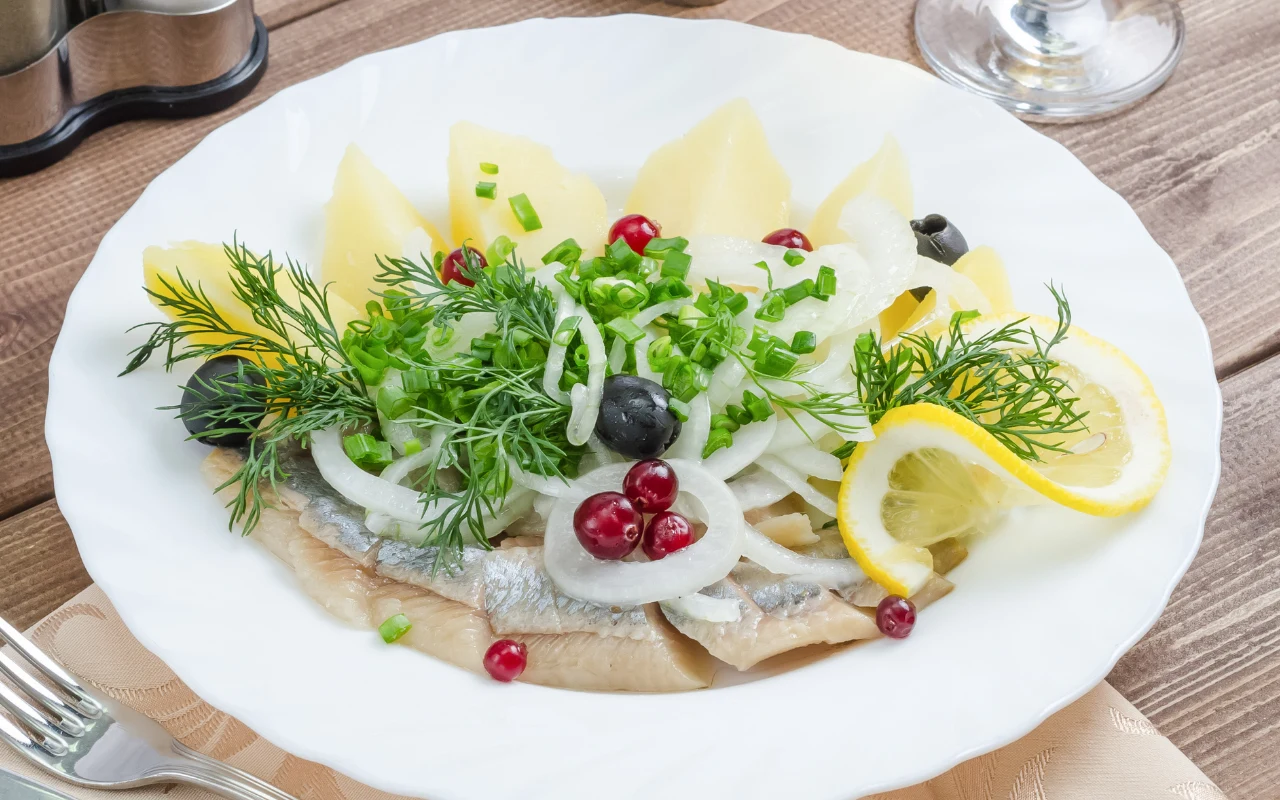 Śledzie z żurawiną zachwycają kompozycją smaków. Jak je przygotować na święta?