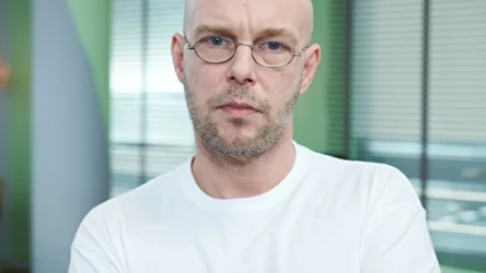 Pono zmarł 6 listopada w wieku 49 lat