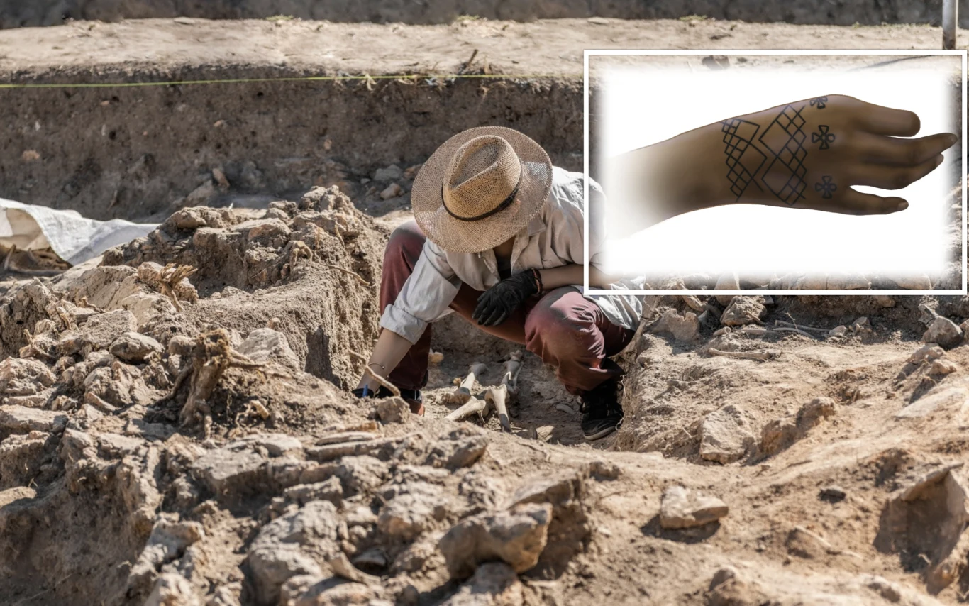 Artystyczna rekonstrukcja tatuaży na dłoni dorosłej kobiety. Archeolog pochylony nad wykopaliskami, otoczony szczątkami i narzędziami do badań, na górze obrazu widoczna ilustracja dłoni z tatuażami o geometrycznych wzorach.