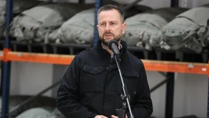 Szef MON dosadnie o współpracownikach prezydenta. "Przekroczyli granice"