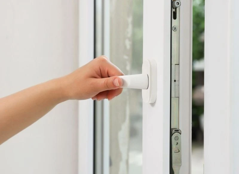 Przed smażeniem karpia warto uchylić okno w kuchni