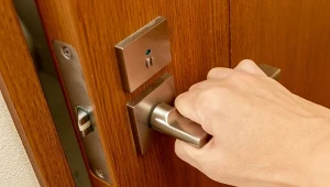 Prosty trik z zamykaniem drzwi pozwala zaoszczędzić na ogrzewaniu.