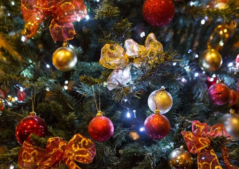 Różne rodzaje bombek trzeba czyścić w określony sposób, by ich nie uszkodzić.