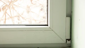Zimą łatwo popełnić błąd i na ścianach, przy oknach gromadzi się wilgoć.