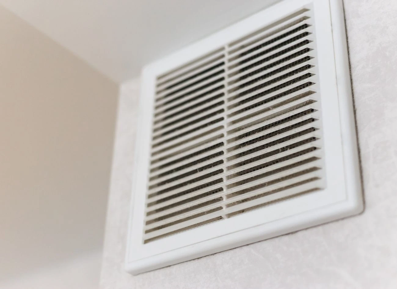 Zabrudzona kratka wentylacyjna może zaburzać obieg powietrza w całym domu.