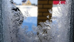 Jak uzyskać efekt oszronionej szyby, gdy na dworze temperatura jest ciągle dodatnia?