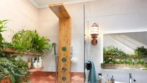 Paprotka postawiona przy prysznicu dzięki wilgoci rozkwitnie zielenią