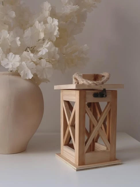 Drobne elementy dekoracyjne, jak półki, ramki czy latarnia, stworzą efekt przytulności