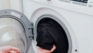Dlaczego ubrania tracą kolor podczas prania?