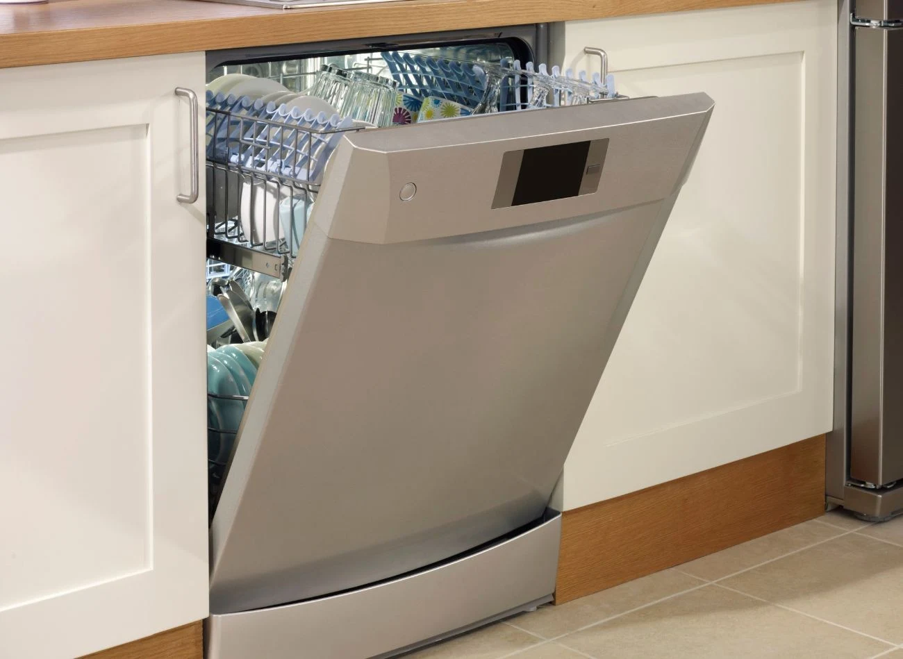 Po zakończonym cylku, warto otworzyć drzwiczki zmywarki, aby woda odparowała z powierzchni szkła