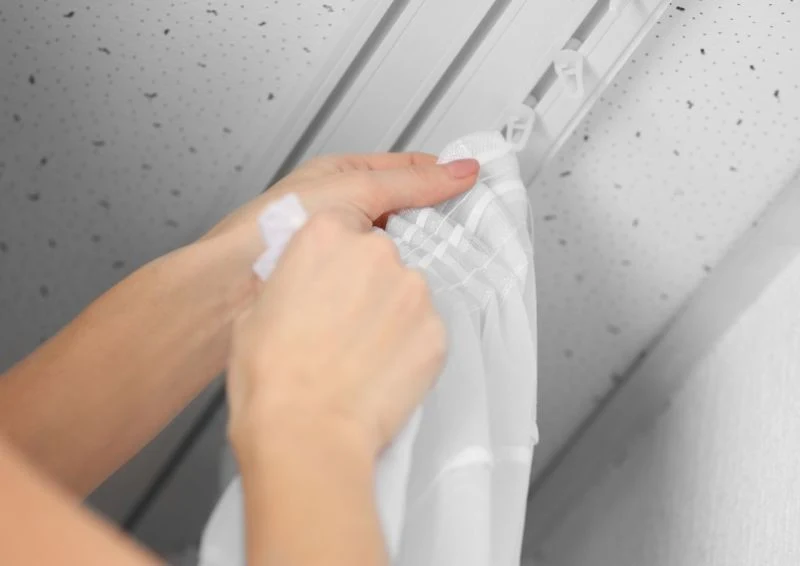 Przed świętami zajmij się firankami, by były śnieżnobiałe i pachnące.