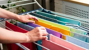 Świeżo wyprane ubrania nie zawsze przyjemnie pachną. Wyjaśniamy, z czego to wynika.