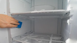 Rozmrażanie lodówki można przyspieszyć w bardzo prosty sposób.