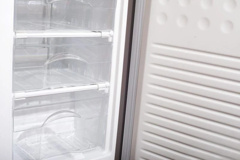Aby szybko rozmrozić lodówkę, nie powinniśmy usuwać lodu nożem ani żadnym innym ostrym narzędziem