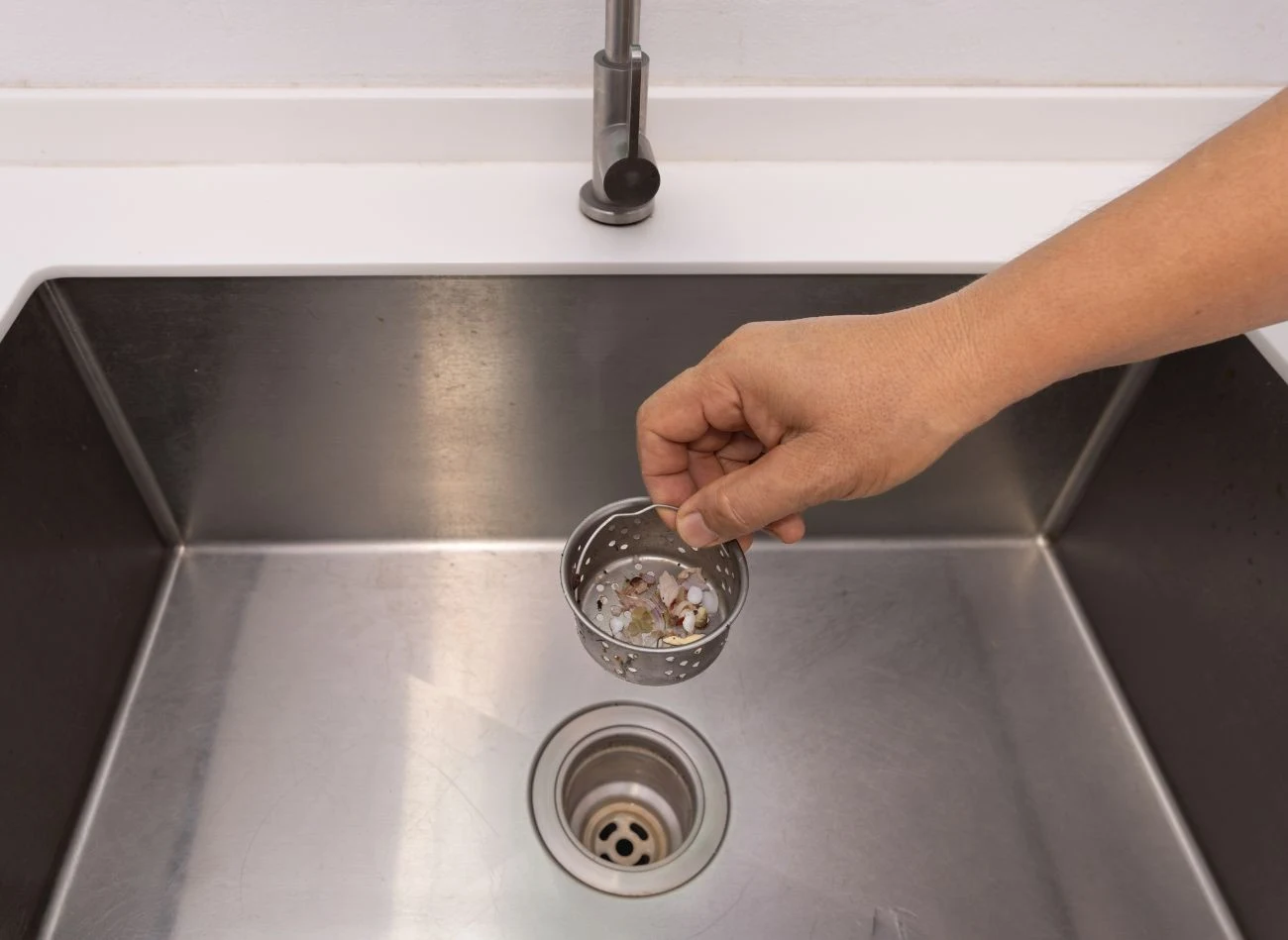 Stosowanie sitek kuchennych na odpływ znacznie ogranicza zapychanie rur.