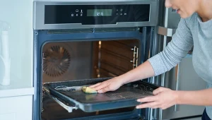 Do czyszczenia blach do pieczenia wystarczą zwykłe produkty, które znajdziemy w kuchni.