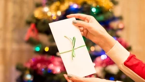 Czy wciąż wypada dawać na prezent pieniądze w kopercie? Rozstrzygamy świąteczne spory