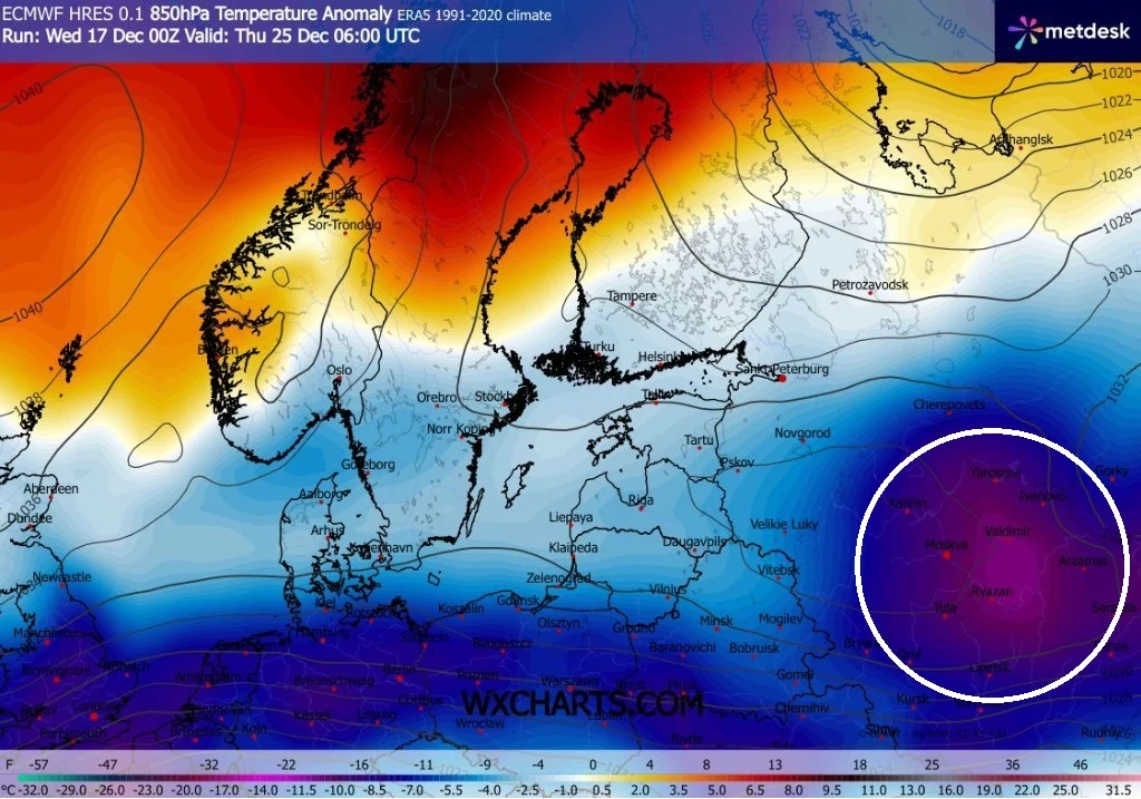 Kolorowa mapa Europy ilustrująca anomalię temperatury powietrza na poziomie 850 hPa, z wyraźnie zaznaczonymi obszarami cieplejszymi na północnym zachodzie oraz bardzo zimnymi na wschodzie, szczególnie w okolicy Moskwy i kraju za Uralem.