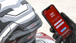 Chipy NFC w kaskach motocyklowych. Znany producent idzie o krok dalej