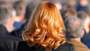 Triki naszych babć. Naturalna koloryzacja włosów barwnikami roślinnymi - hit czy kit? 