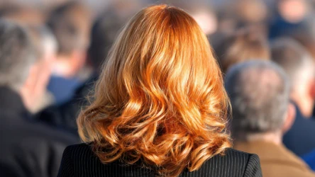 Triki naszych babć. Naturalna koloryzacja włosów składnikami roślinnymi - hit czy kit? 