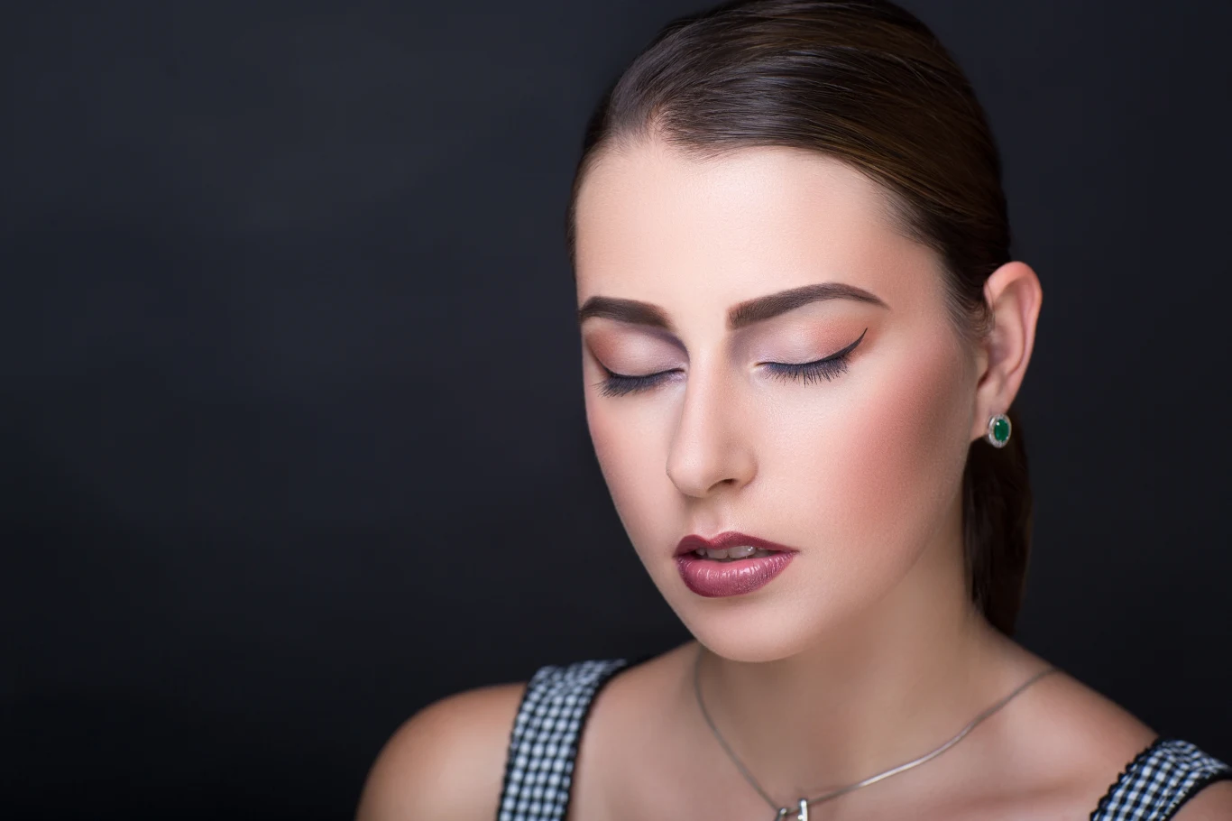 Makijaż na wigilię według trików profesjonalnych wizażystów 