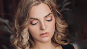 Triki od profesjonalnych wizażystów. Błyskawiczny makijaż wigilijny, który zachwyci każdego przy stole