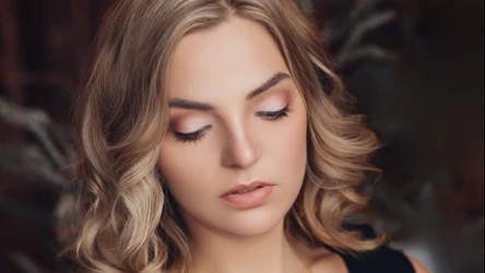 Triki od profesjonalnych wizażystów. Błyskawiczny makijaż wigilijny, który zachwyci każdego przy stole