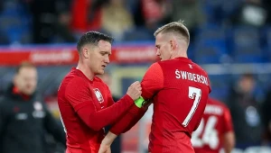 Osiem minut i dramat polskiego piłkarza. Zniesiony na noszach. "Zawroty głowy"