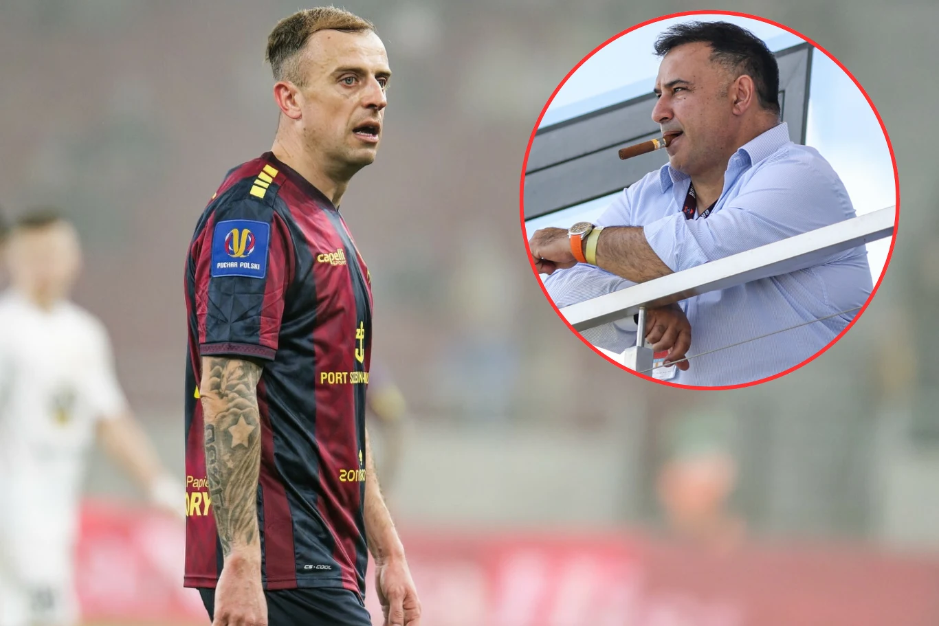Wciąż trwają rozmowy Kamila Grosickiego z działaczami Pogoni. Alex Haditaghi nie wytrzymał Piłkarz w bordowo-granatowym stroju sportowym znajduje się na boisku podczas meczu, w tle widoczny inny zawodnik. W okrągłej wstawce w prawym górnym rogu mężczyzna w jasnej koszuli siedzi na trybunach i pali cygaro.
