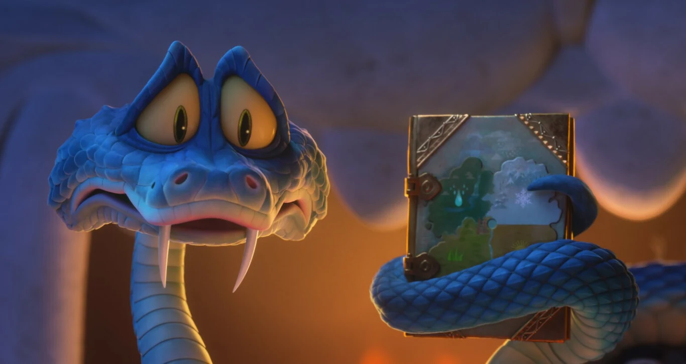 Grześ Żmijewski - bohater kreskówki "Zwierzogród 2" Niebieski wąż o dużych smutnych oczach trzyma w zwoju ogona książkę z kolorową okładką, w tle ciepłe światło rozświetlające pomieszczenie.