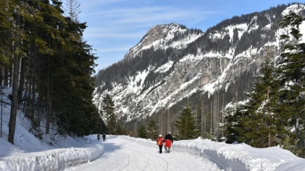 W Tatrach jest pięknie również zimą. Możemy wybrać proste szlaki, z którymi łatwo sobie poradzić. / na zdj. Droga z Palenicy Białczańskiej do Morskiego Oka